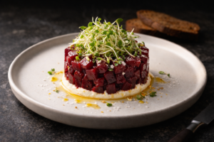 Tartare di barbabietola con germogli di ravanello e crema di capra